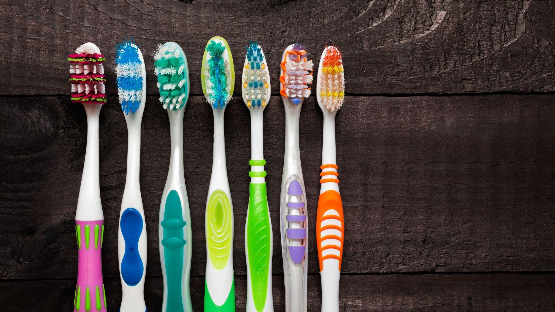M16781 - Blog - 4 Signs Its Time For A New Toothbrush - FEATURED IMAGE